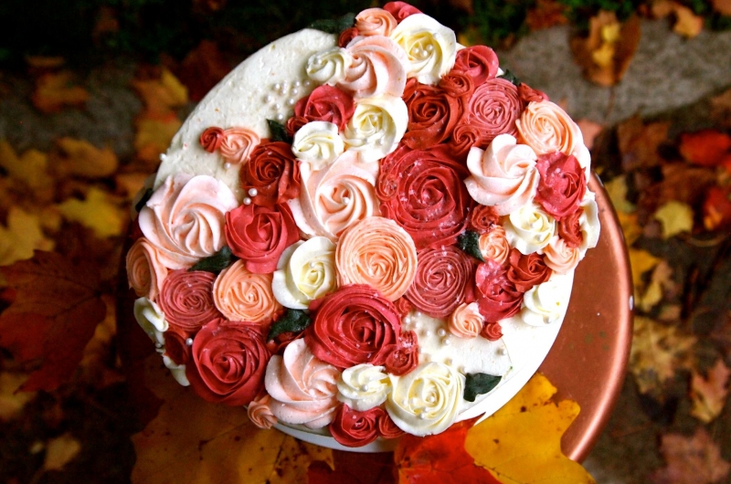 Cake with red, pink, and white roses from Hopscotch Bakery + Market.