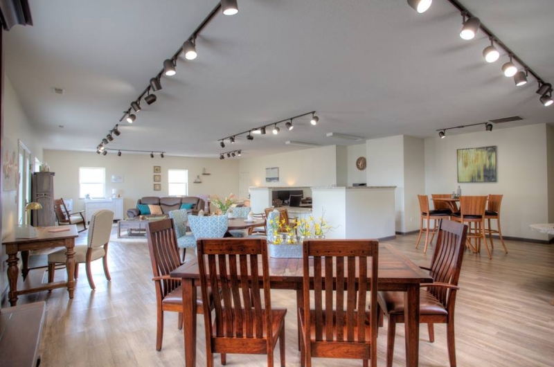 Countryside Amish Furniture showroom, featuring a dining set.