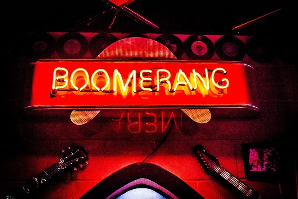 Boomertangs neon sign.