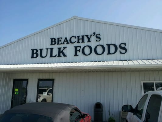 Exterior of Beachy's Bulk Foods in Arthur.