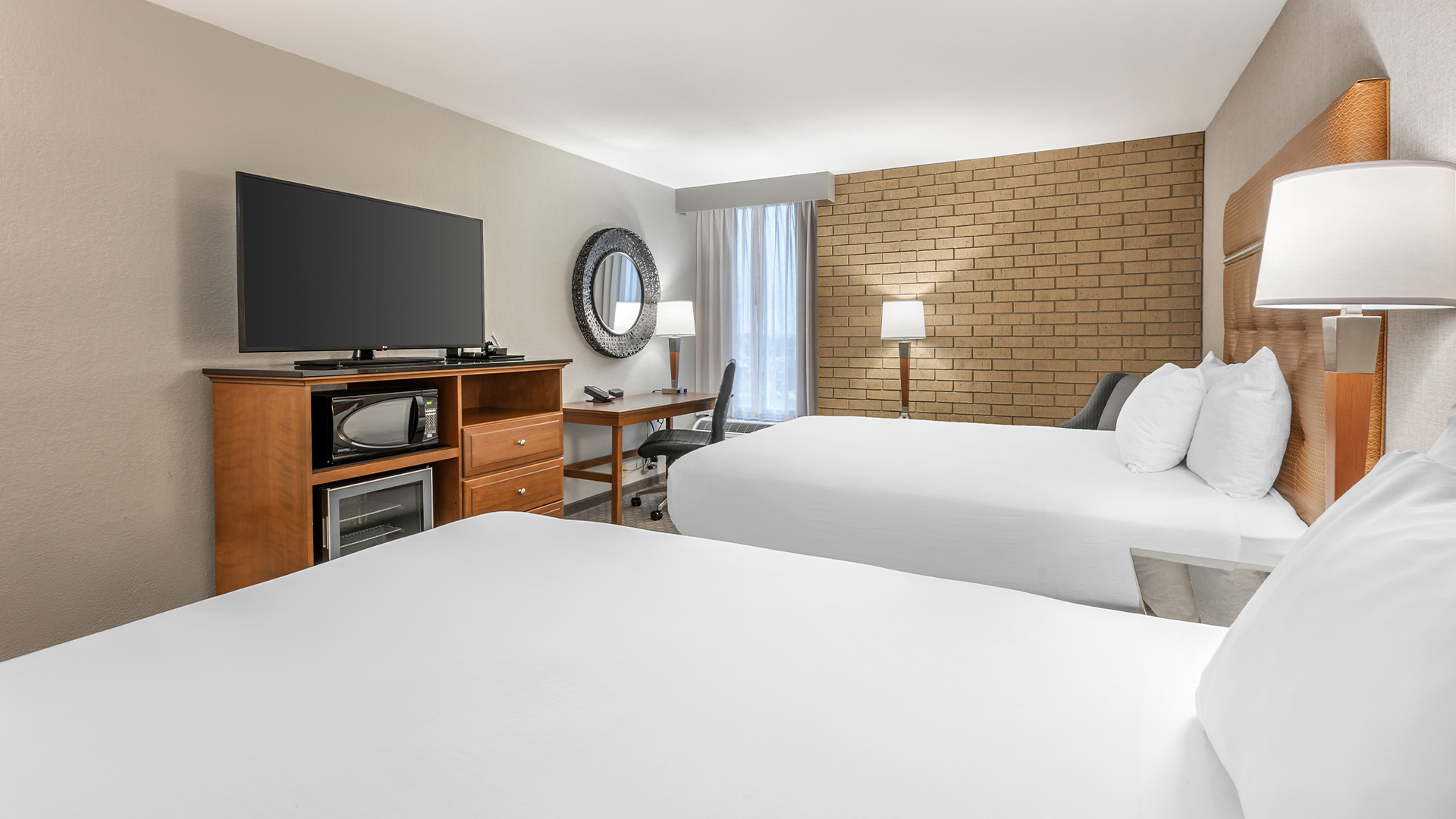 King size room with tv