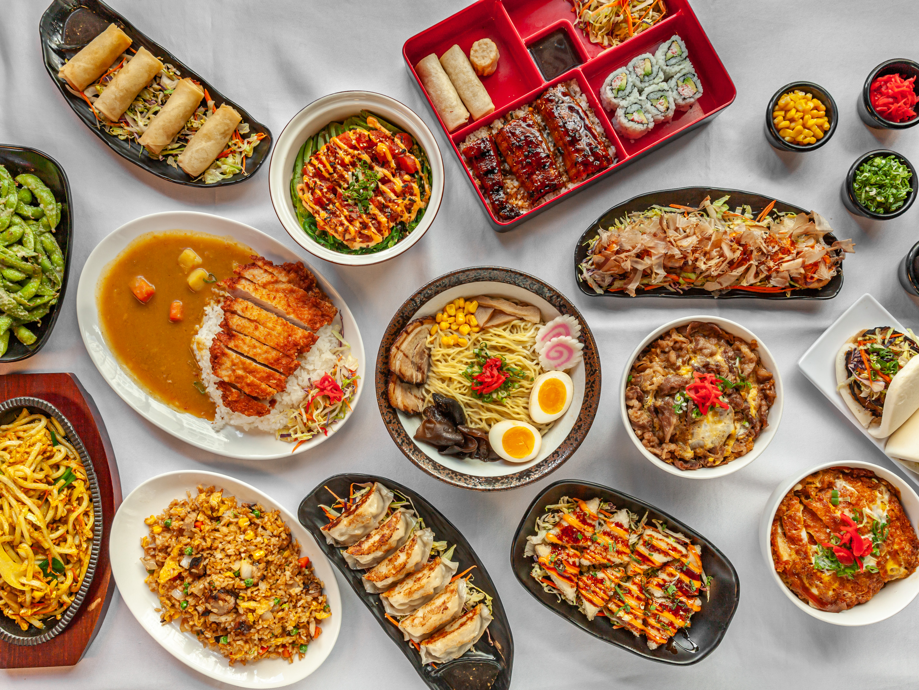 Various bowls of ramen on a table