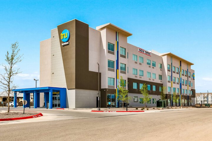 Tru by Hilton Midland East image
