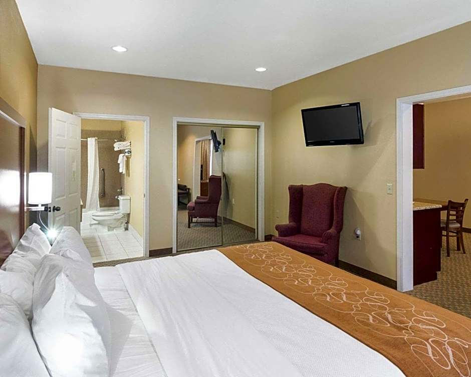 Quality Suites Midland image