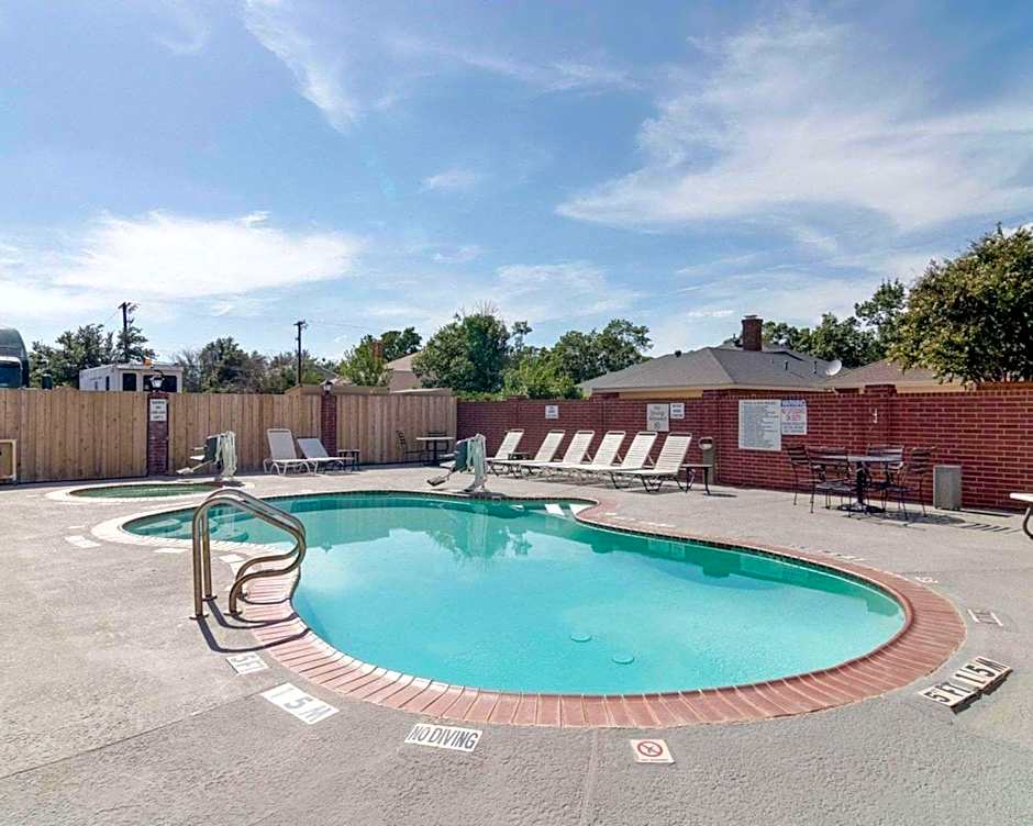 Quality Suites Midland image