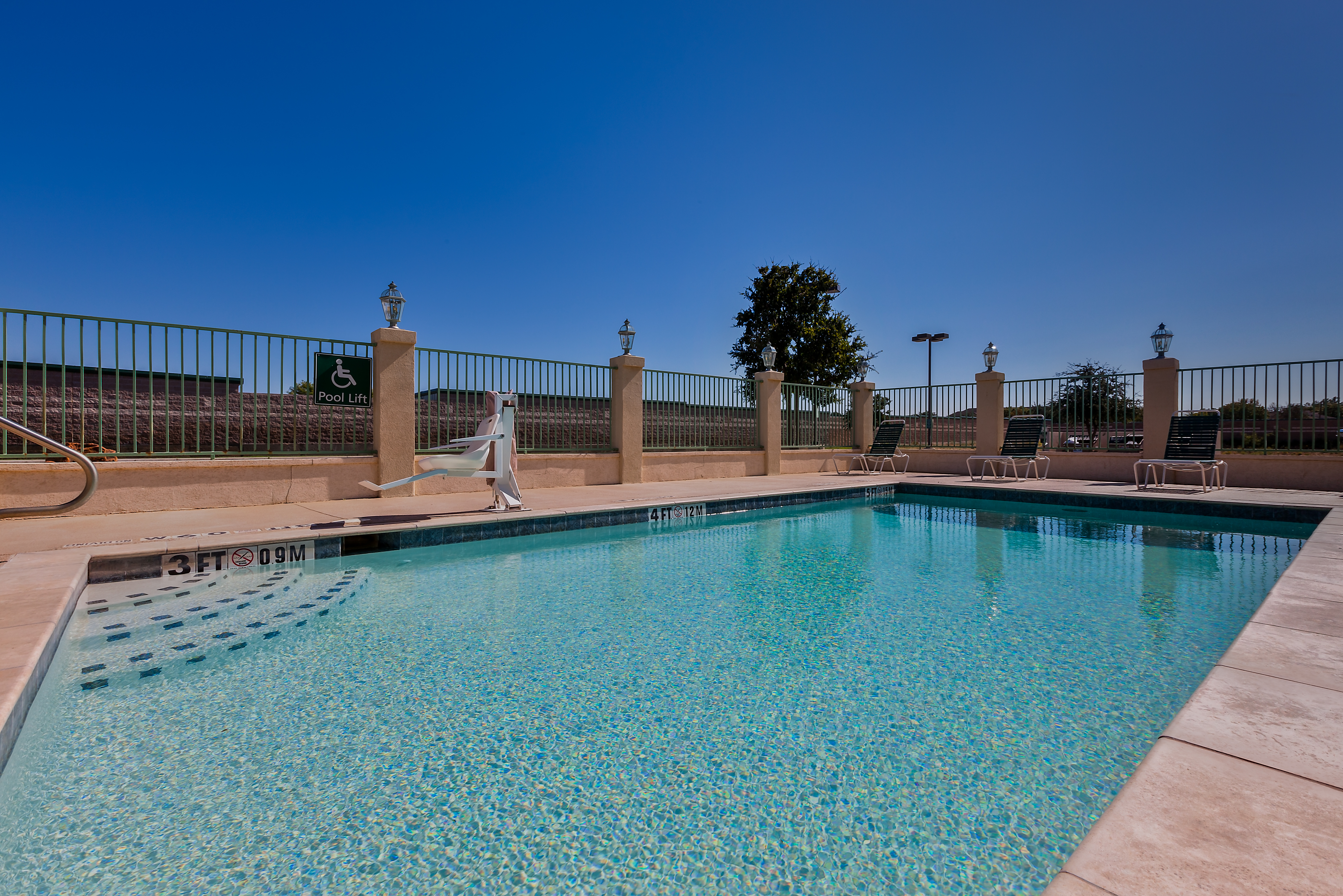 La Quinta Inn & Suites by Wyndham Midland North image