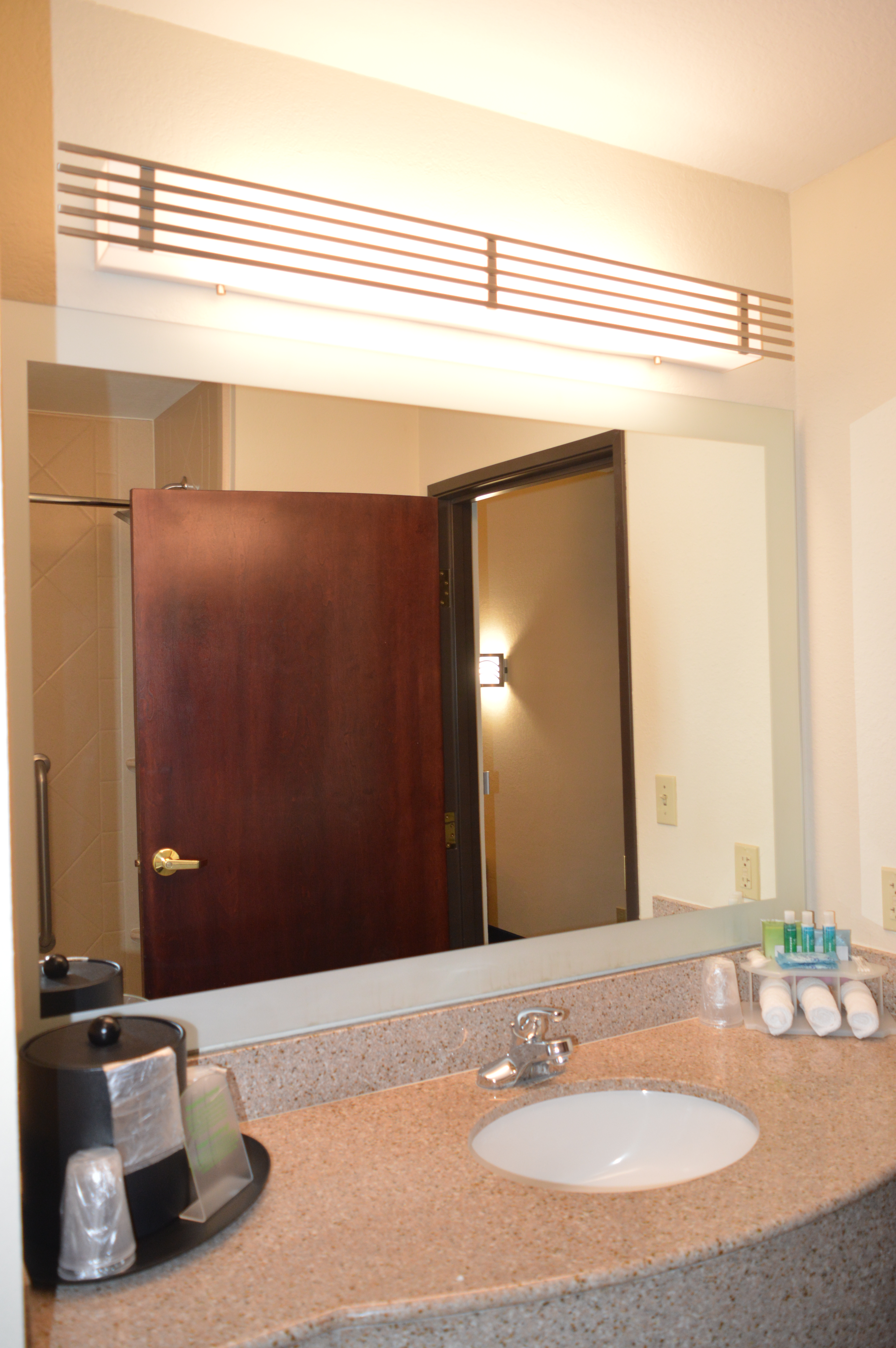 Holiday Inn Express & Suites – Loop 250 image