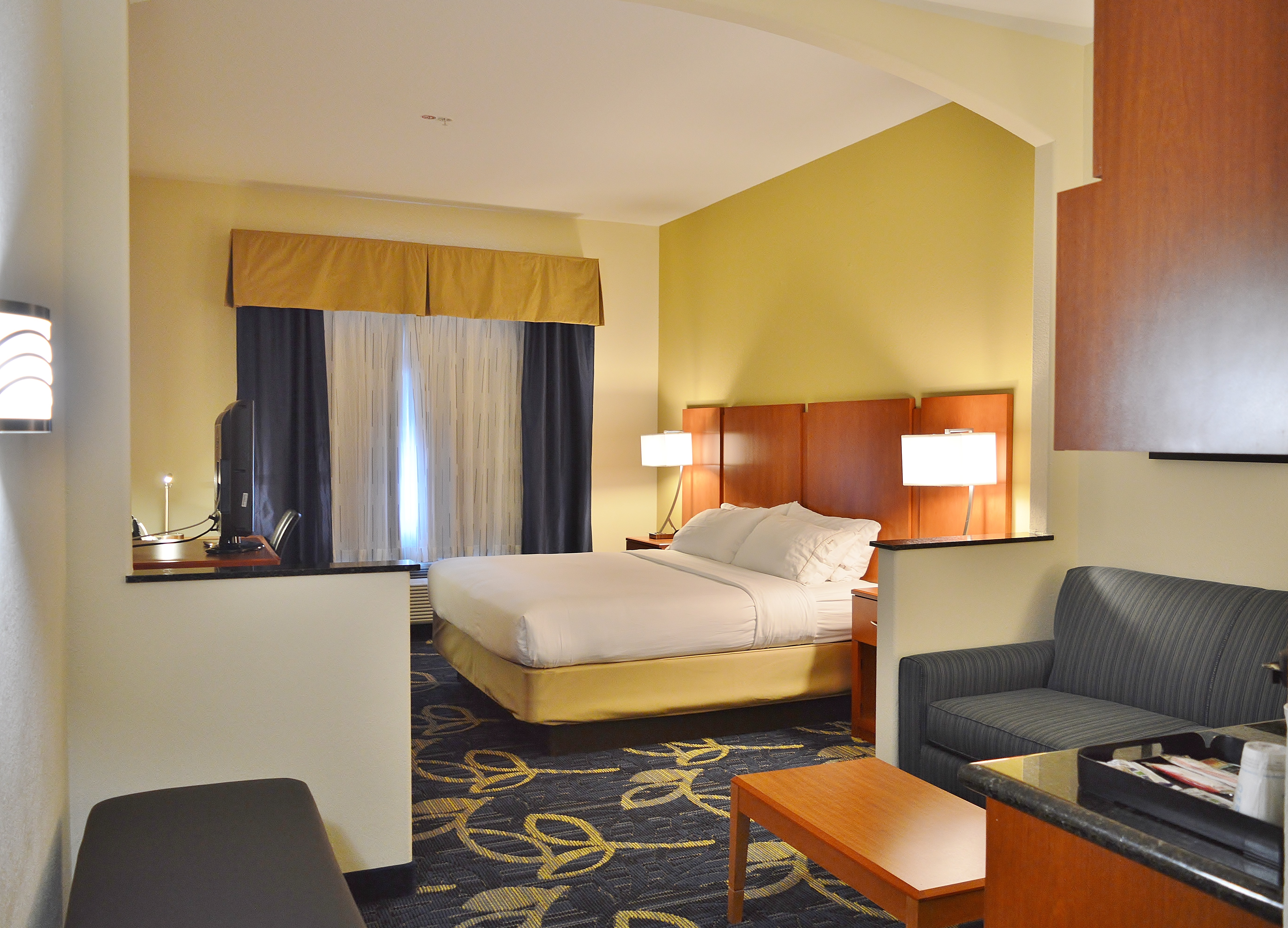 Holiday Inn Express & Suites – Loop 250 image